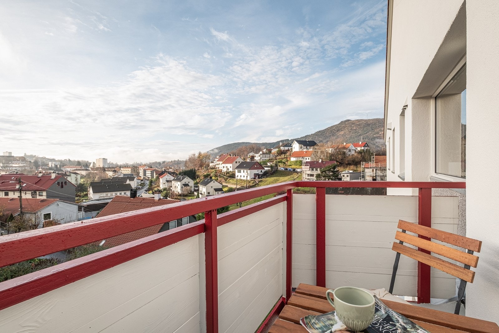 Leiligheten er sørvendt, med gode solforhold. Galleribilde