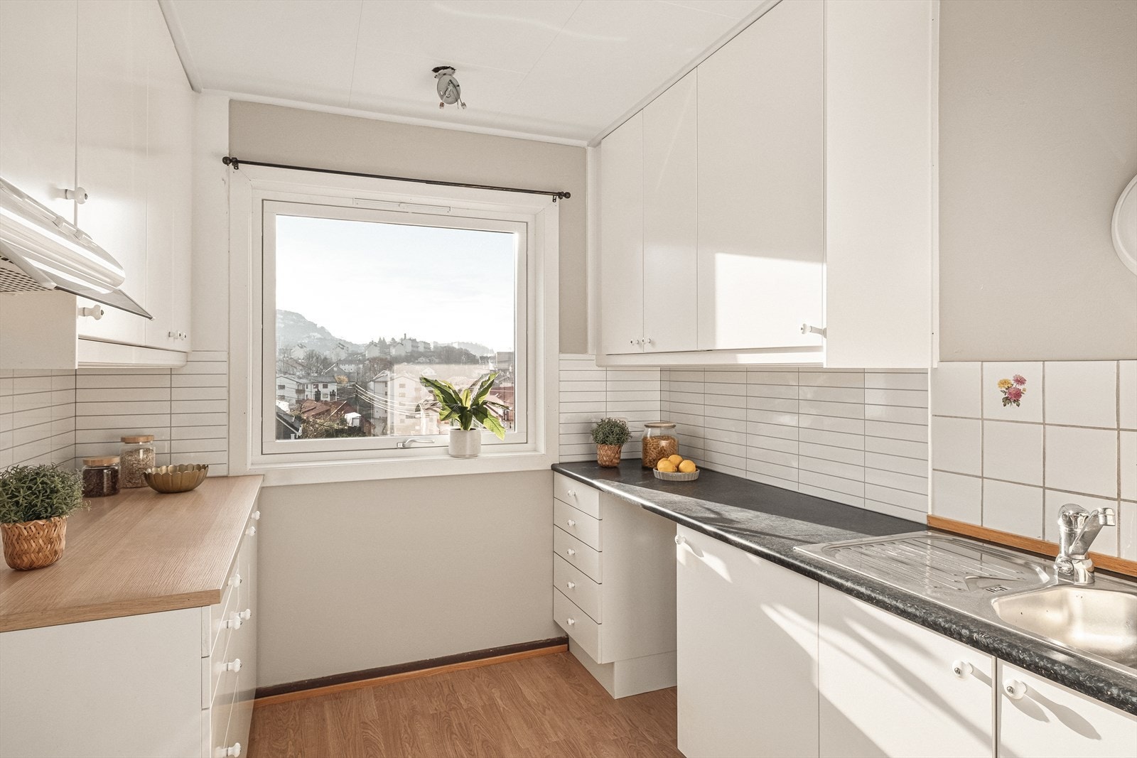 Godt med benk- og skapplass på kjøkkenet. Galleribilde