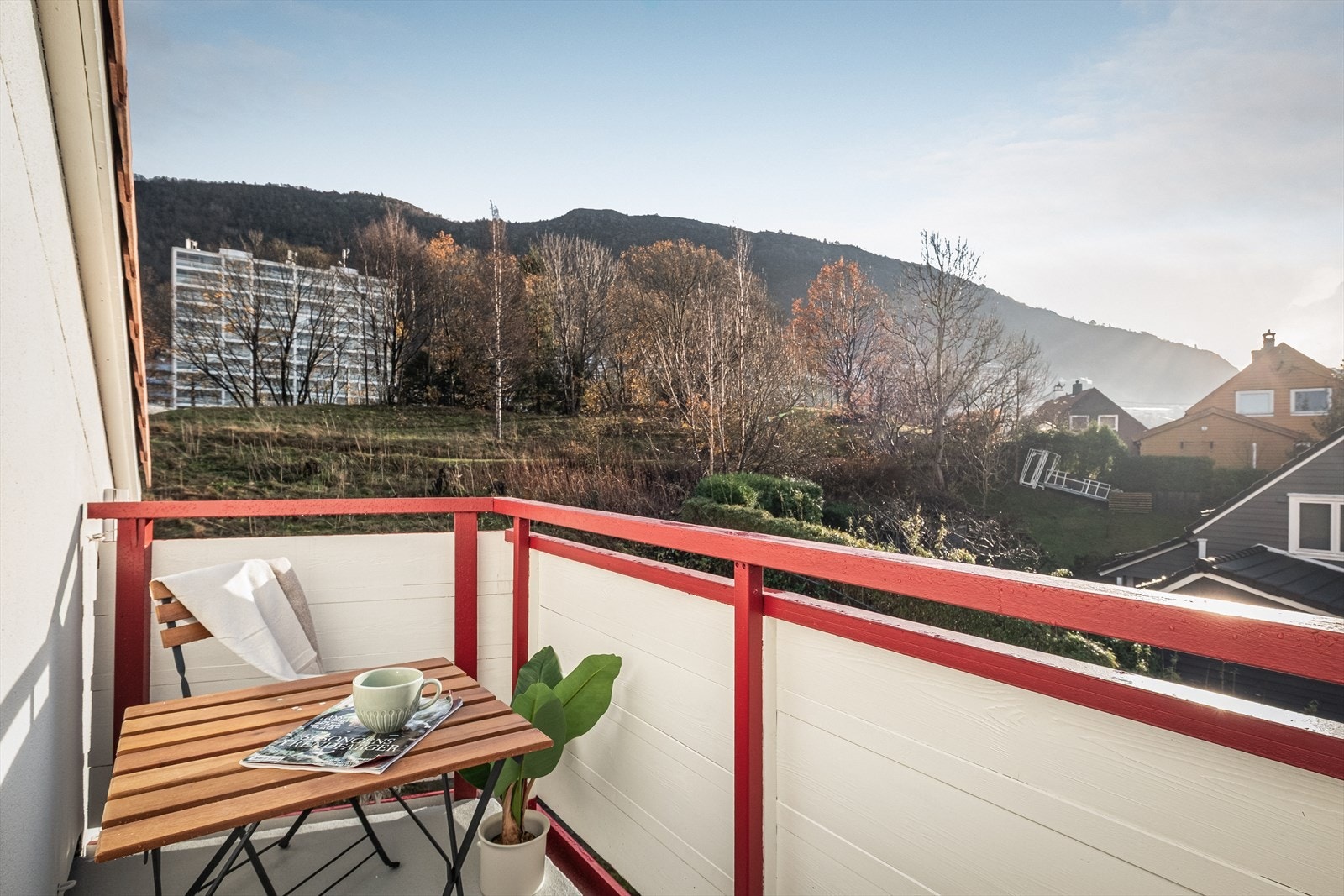 Koselig balkong med fin utsikt. Galleribilde