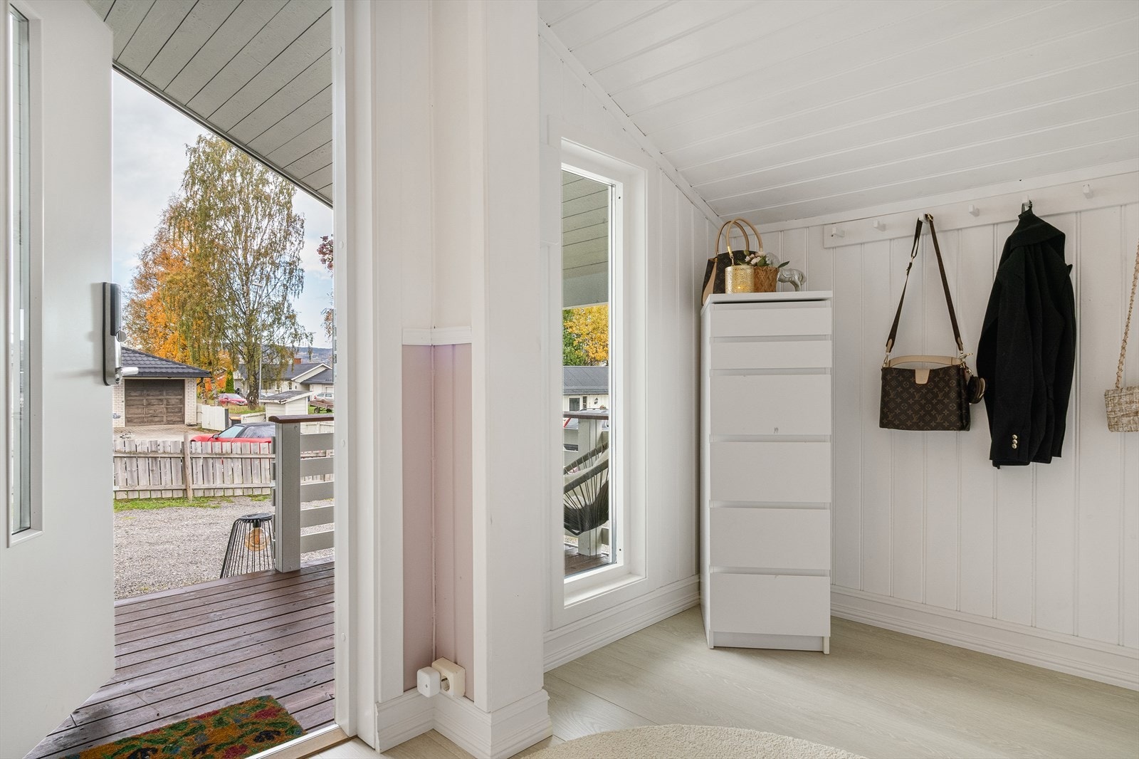 Lys entré med plass til praktiske garderobeløsninger pent pusset opp med nytt gulv og malte overflater. Galleribilde