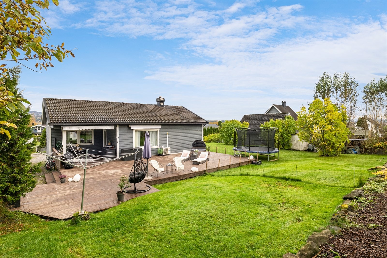 Stor tomt og terrasse på ca. 120 m² - perfekt for uteglede. Galleribilde