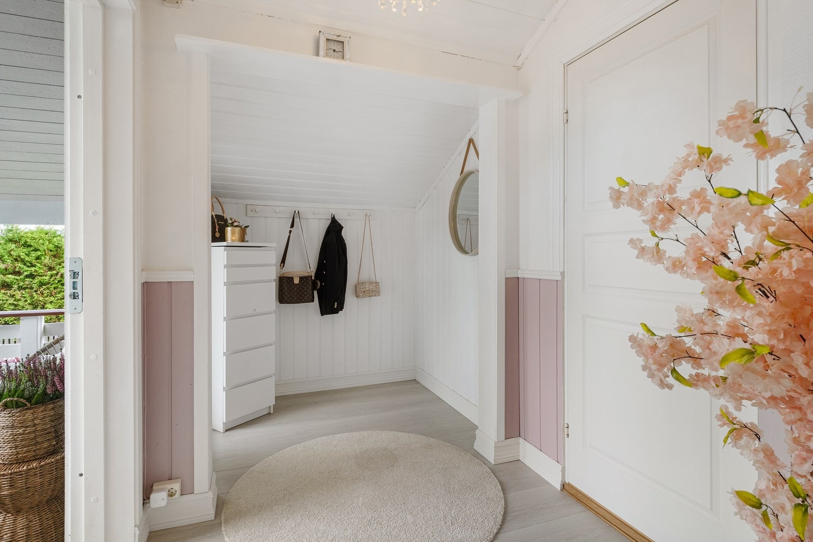 Gangen er praktisk med nisjen som kan innredet med garderobe. Galleribilde