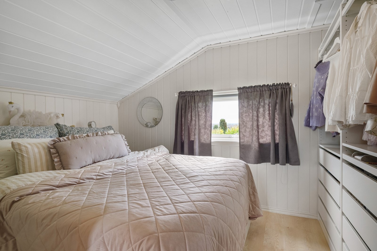 Etasjen byr på tre soverom (ett av dem er tatt i bruk som spisestue pr i dag) av god størrelse. Galleribilde