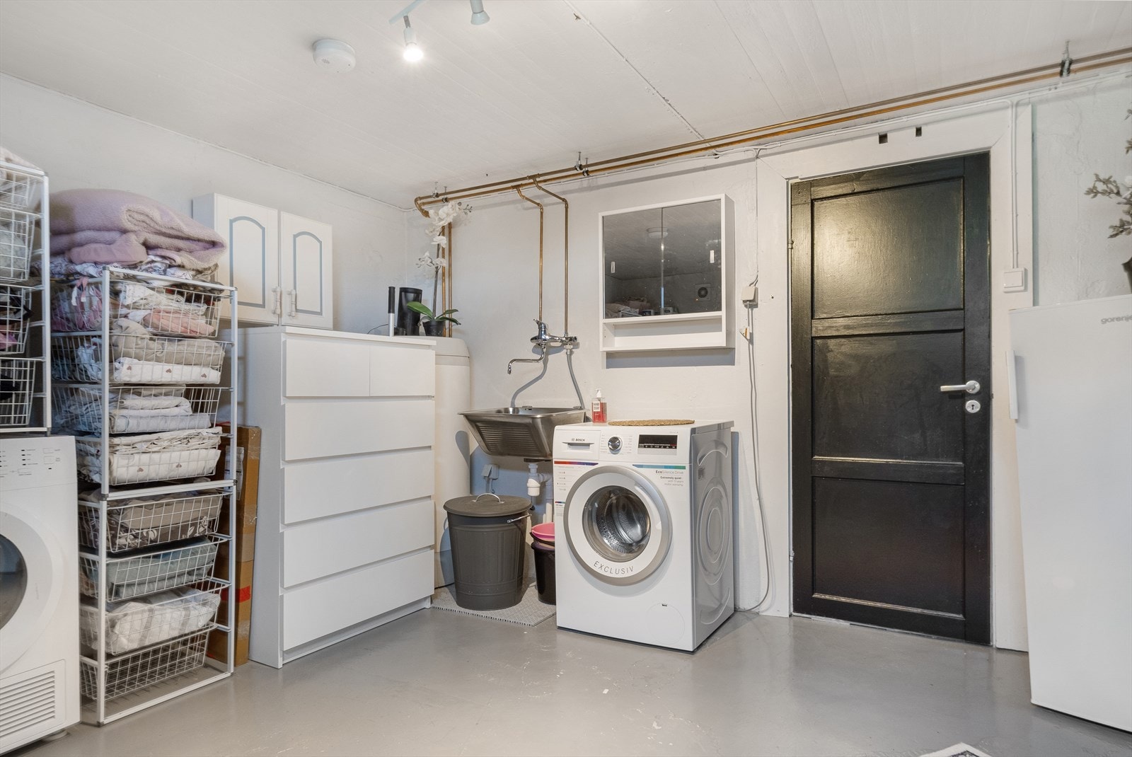 Vaskerom med rikelig plass og oppbevaringsmuligheter. Galleribilde