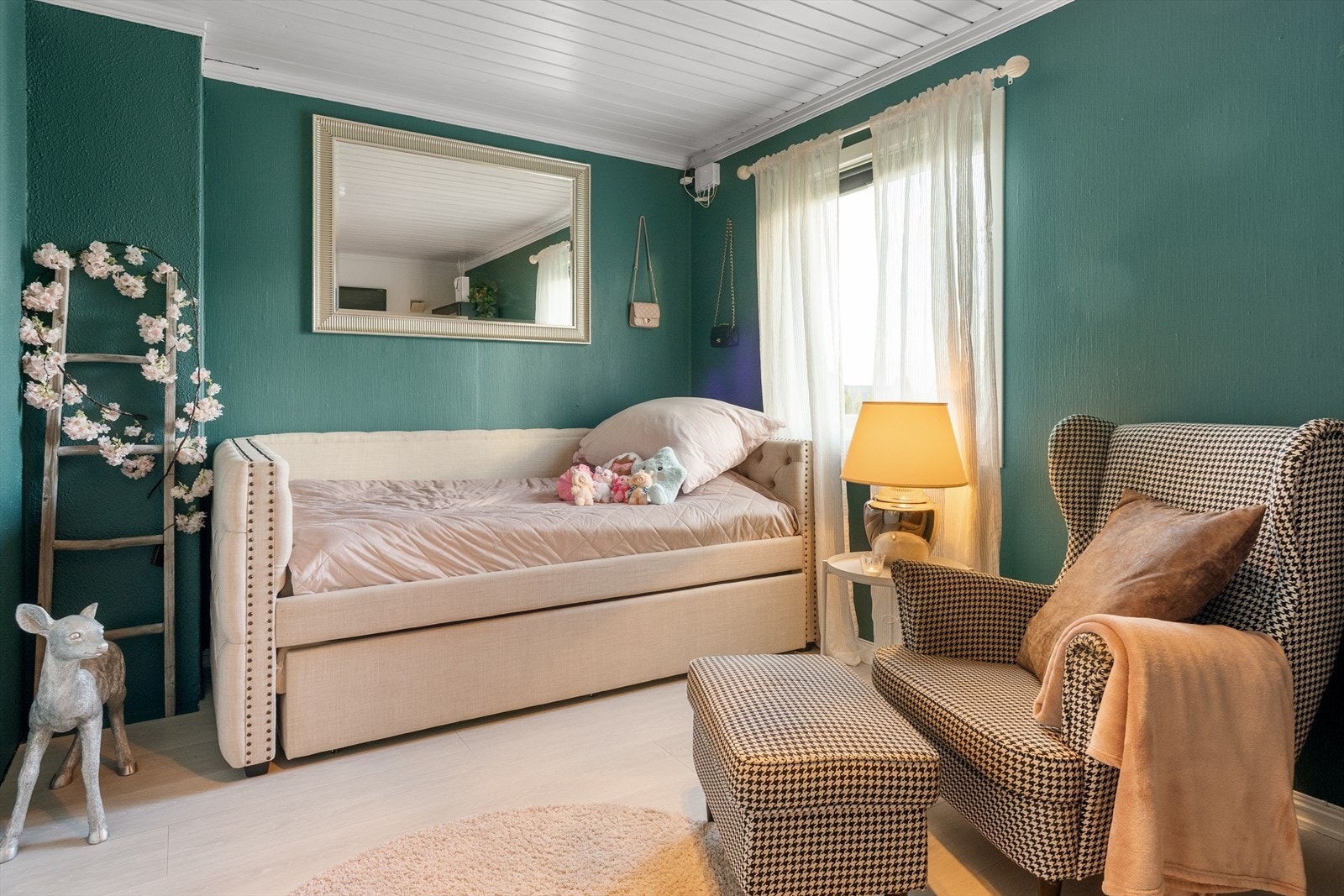 Spisestuen innredet som soverom. Galleribilde