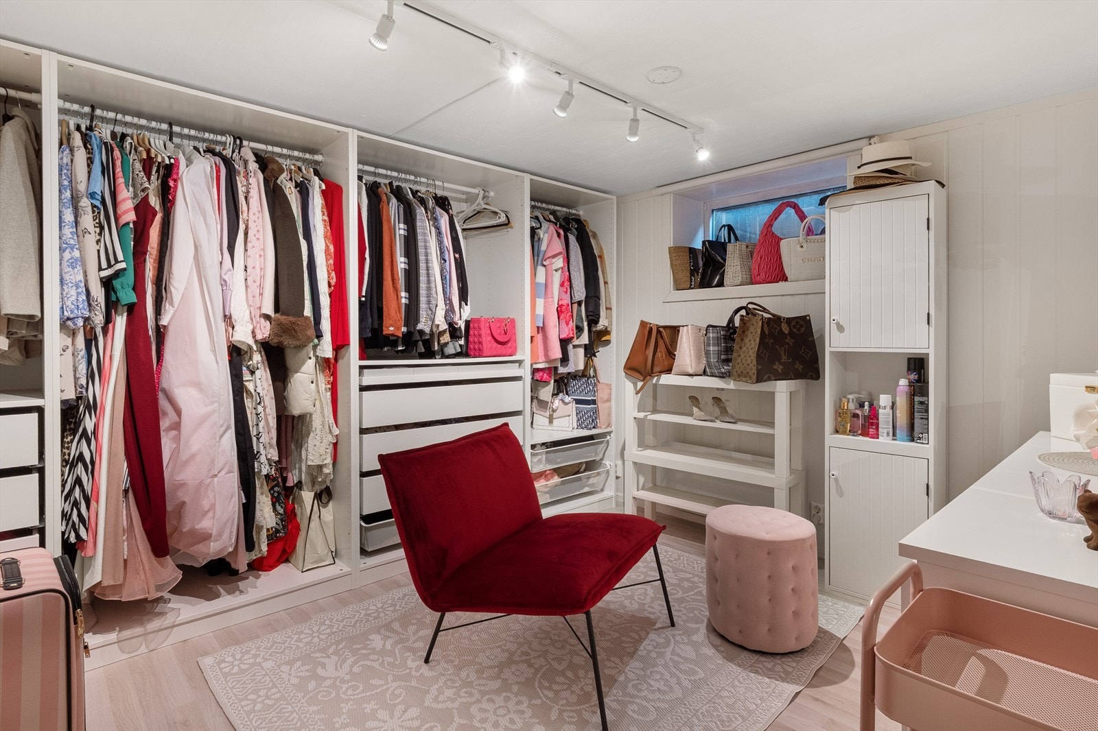 Stort walk-in closet - godkjent som soverom dersom vindu byttes til godkjent rømningsvindu. Galleribilde