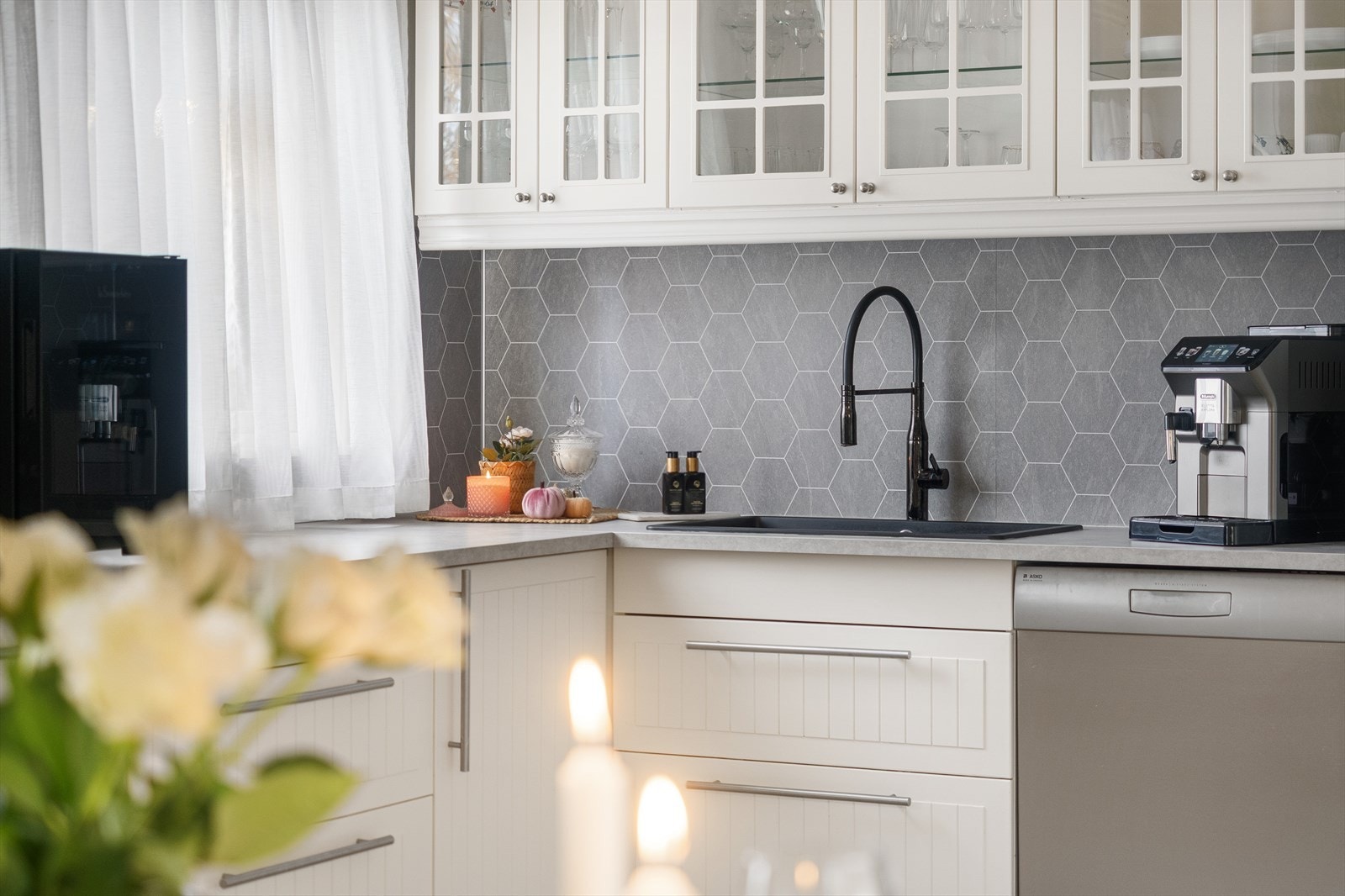 Klassisk kjøkken med profilerte fronter og vitrineskap. Galleribilde