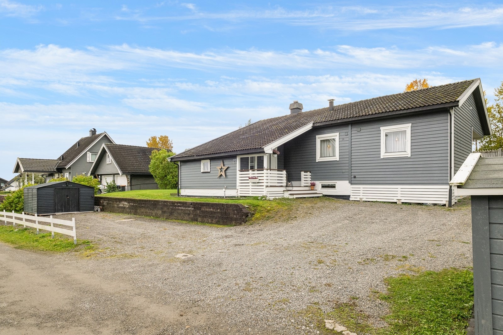 Romslig gårdsplass med plass til flere biler. Galleribilde