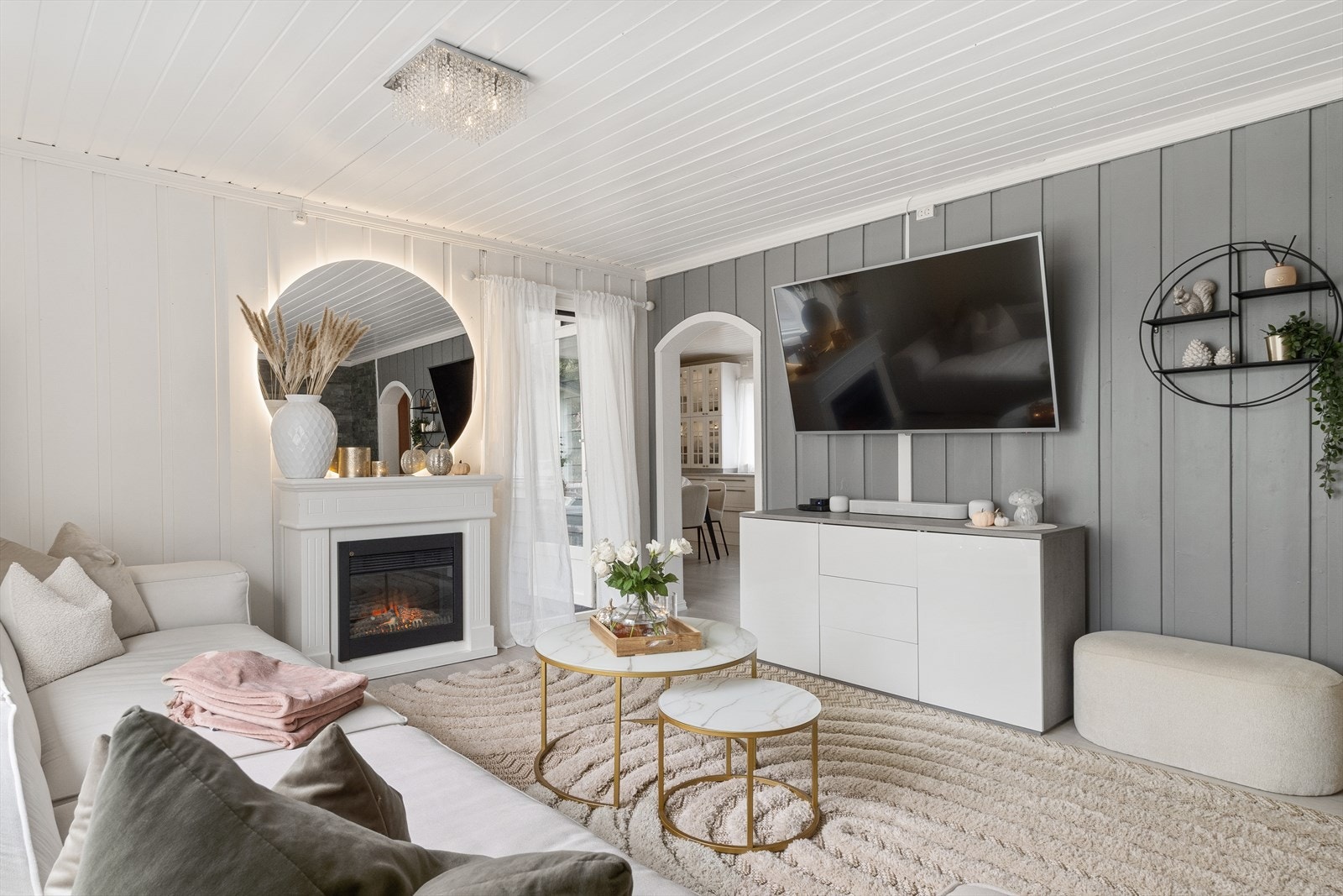 Lun atmosfære med panel i himling og på vegger. Galleribilde