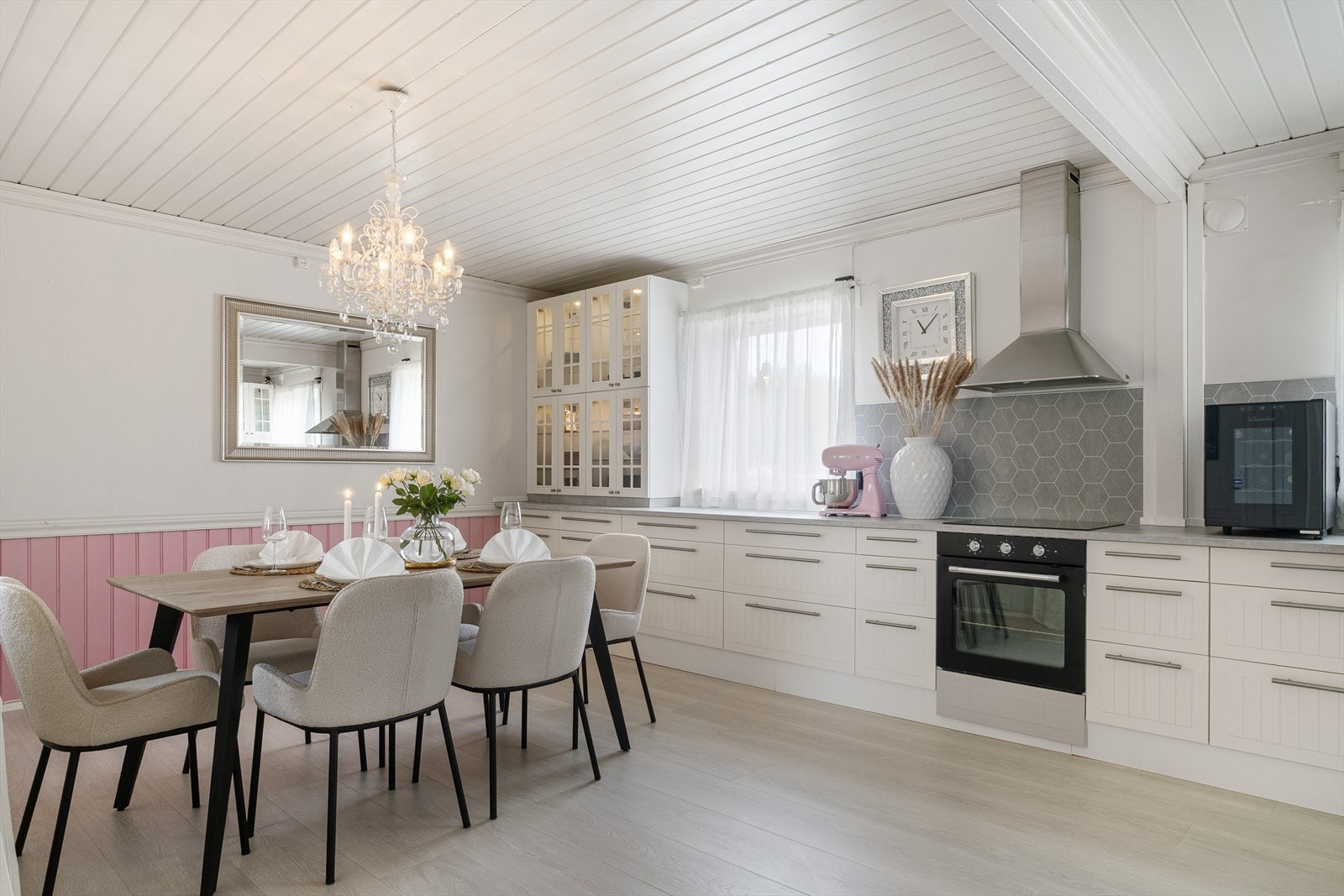 Kjøkkenet er fra 2009, ppgradert i 2023 med nye detaljer og hvitevarer. Galleribilde