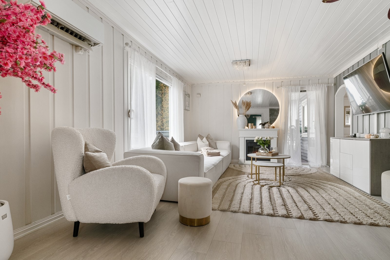 Stue som varmes opp av både varmepumpe og peisovn. Galleribilde