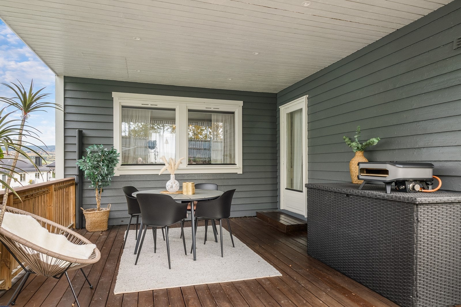 Stor terrasse på hele 120 m2 med gode solforhold og plass til utemøbler. Galleribilde