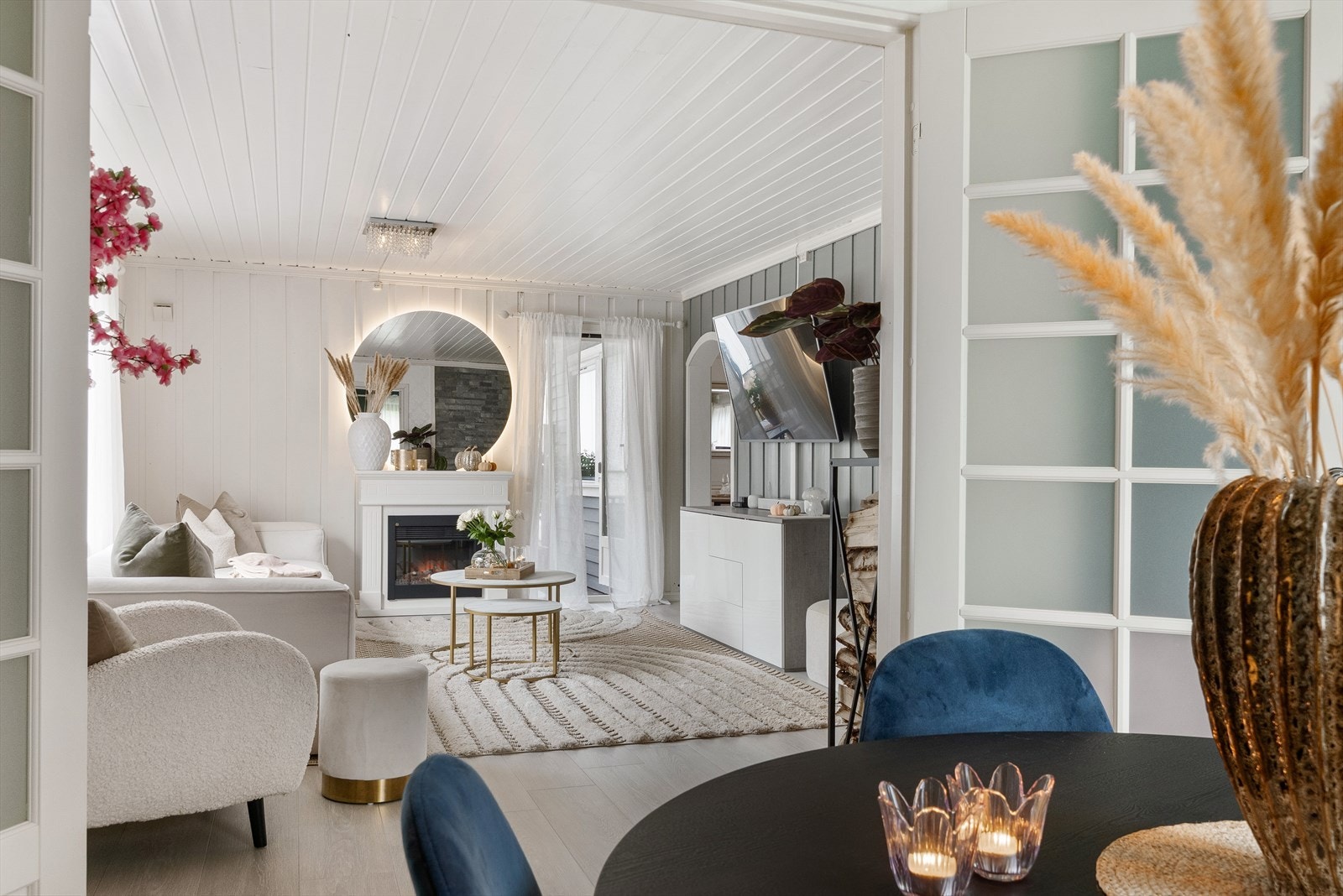 Romslig værelse med plass til stor spisestue. Galleribilde