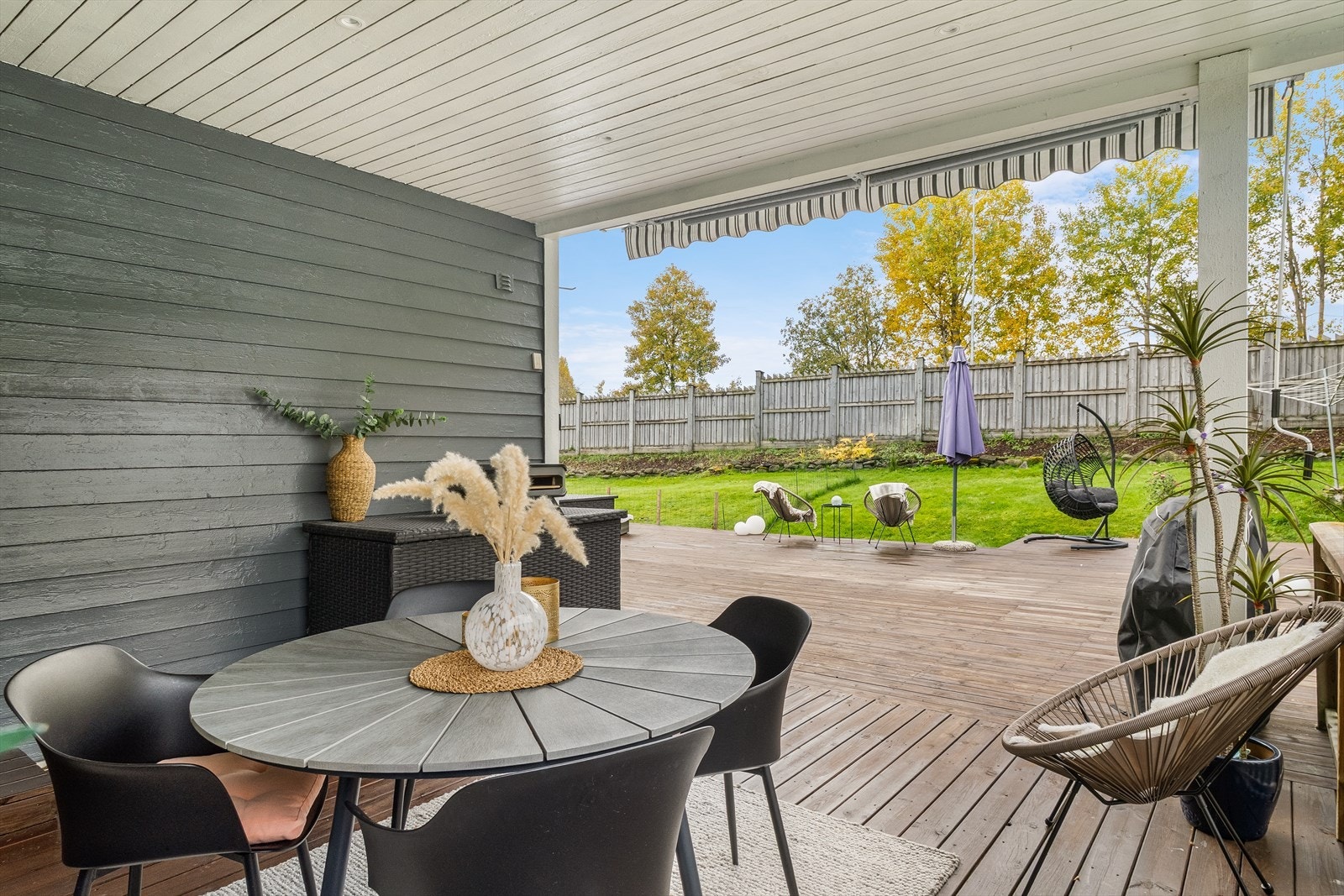 Overbygget terrasse i forlengelse av stuen - perfekt på regnværsdager. Galleribilde