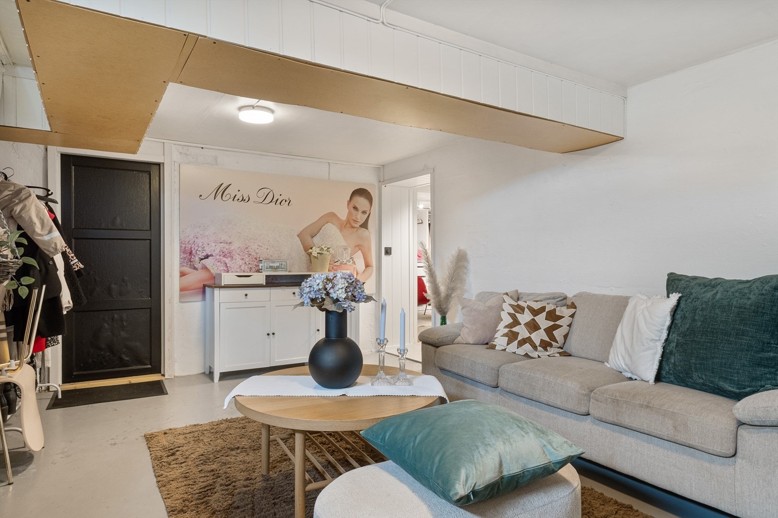 Romslig gang med plass til sofa - etasjen er perfekt som ungdomssone. Galleribilde