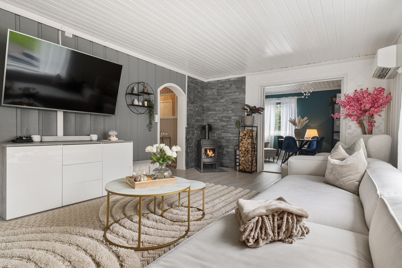 Dobbeltfløyede dører inn til spisestue eller ekstra soverom. Galleribilde