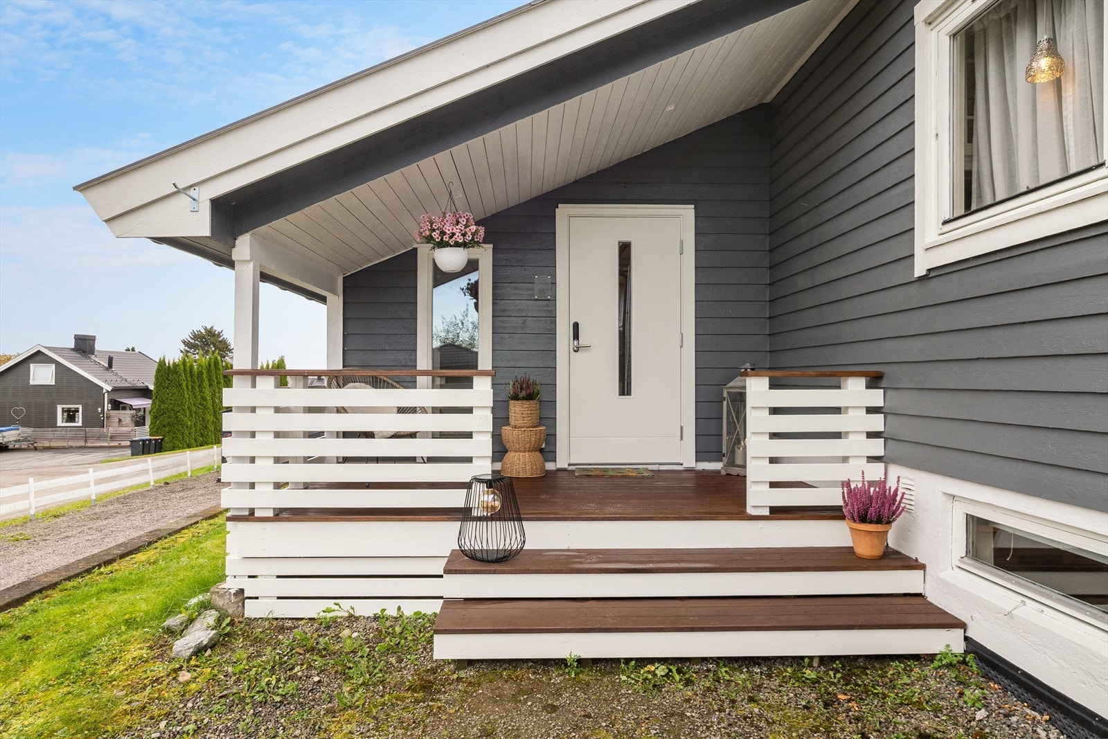 Pent opparbeidet inngangsparti med nyere ytterdør fra 2018. Galleribilde
