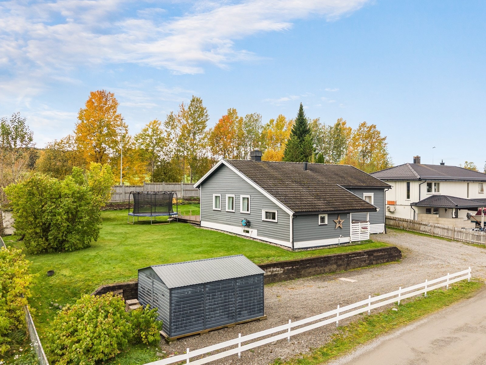 Velkommen til Hammarstuvegen 22! Innholdsrik enebolig fordelt på to plan med klassisk preg - romslig planløsning, flere oppgraderinger og gode løsninger for en aktiv familie. Galleribilde