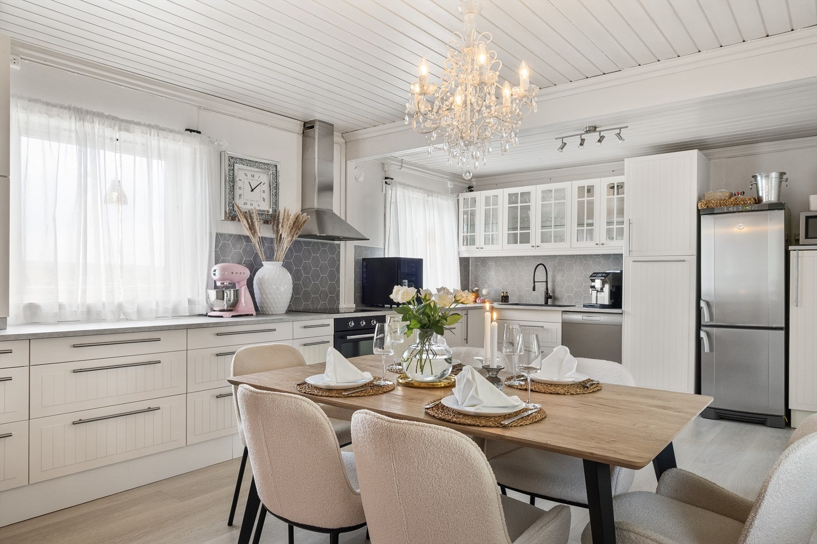 Vakkert hexagonmønster på kitchenboard som pynter kjøkkenet. Galleribilde