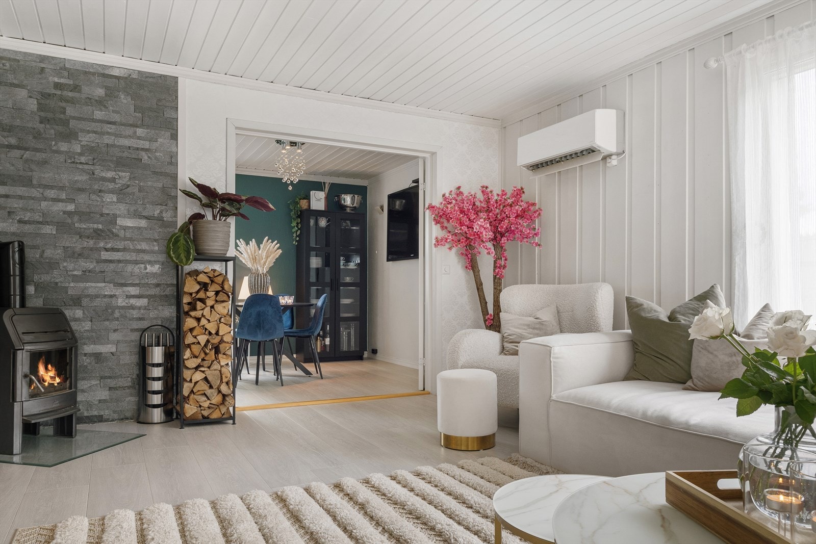 Enstavet laminat fra 2018 gir et stilrent uttryk. Galleribilde