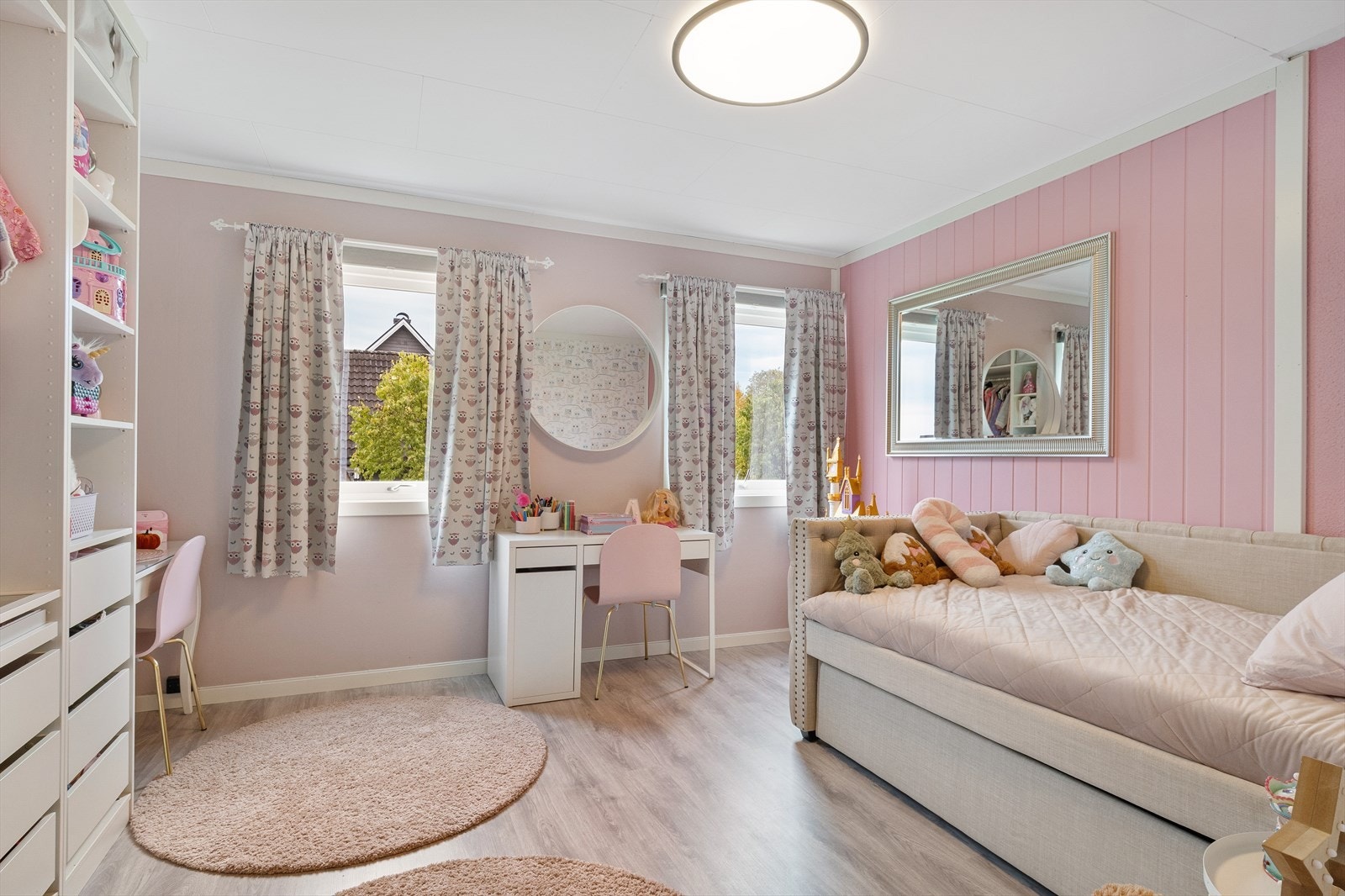 Lyst barnerom med fleksible innredningsmuligheter. Galleribilde