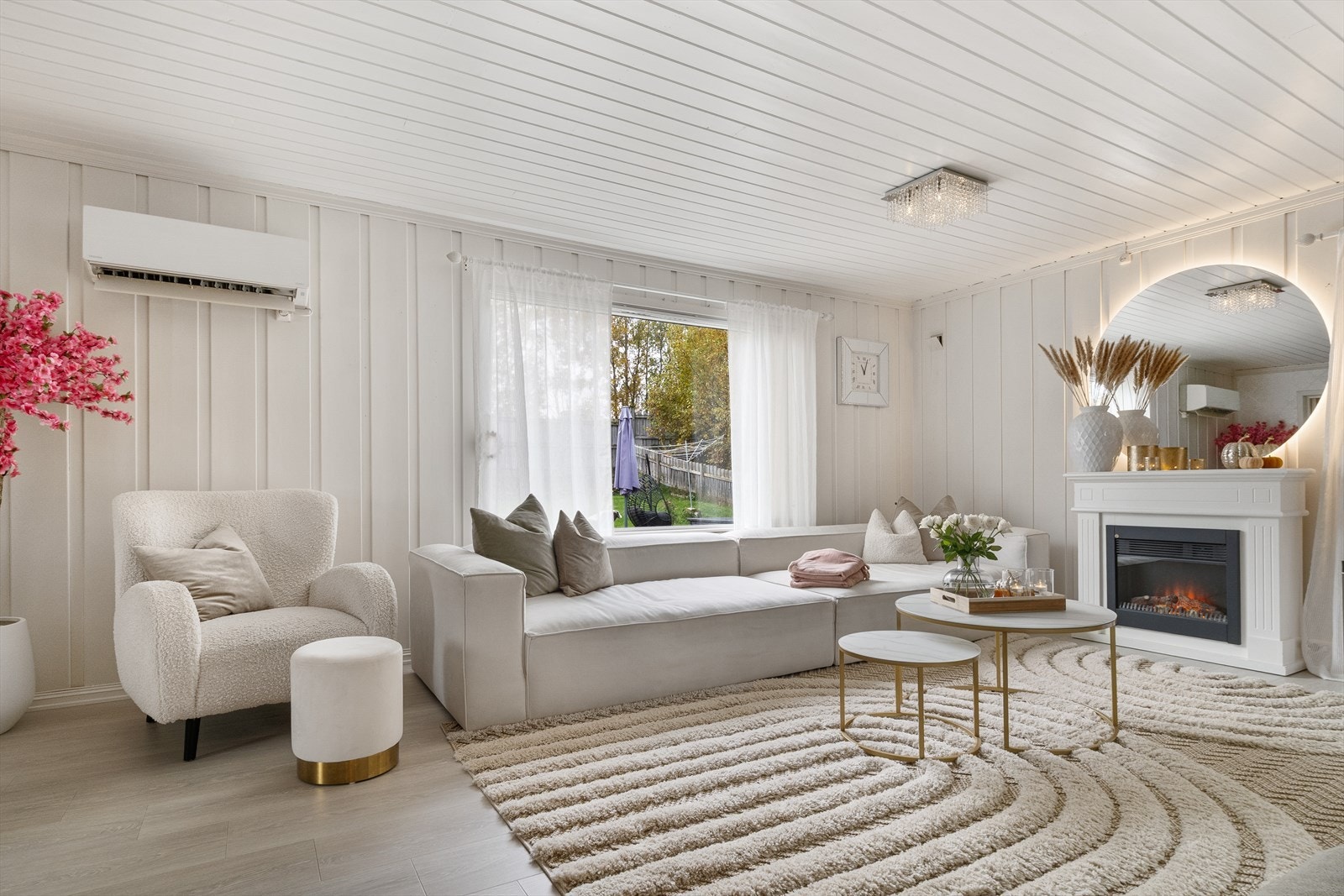 Romslig stue med store vindusflater og god plass til salong. Galleribilde