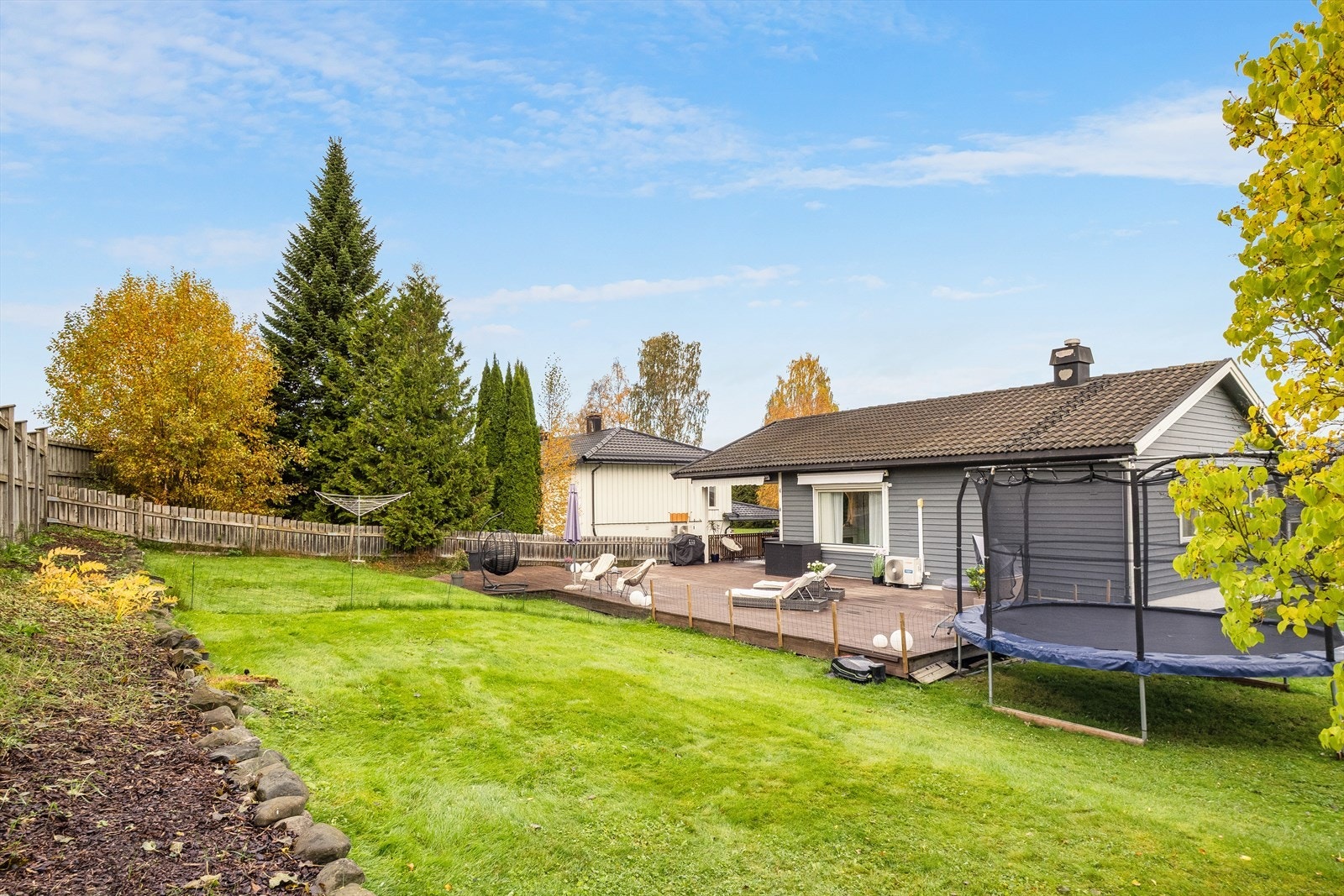 Solrik hage på over 1 mål - ideell for lek og aktiviteter. Galleribilde