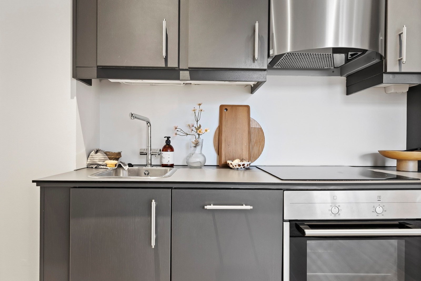 Her er det rikelig med benkeplass samt gode oppbevaringsmuligheter i over- og underskap. Galleribilde