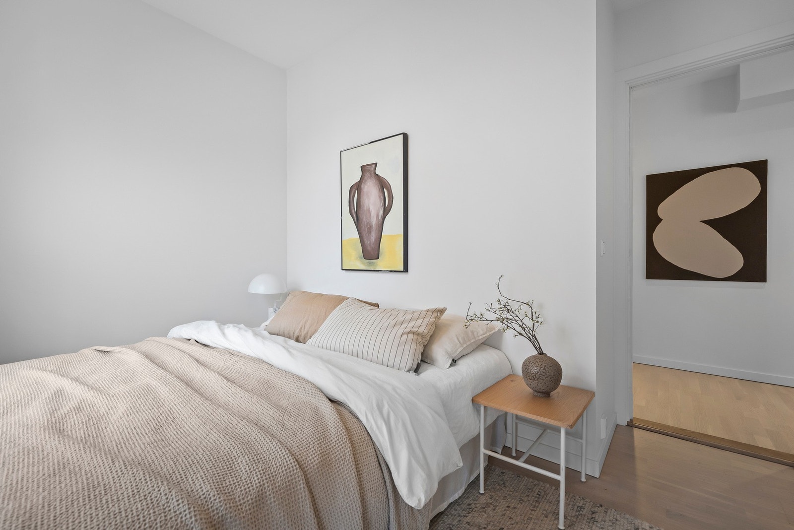 Her er det plass til dobbeltseng og nattbord på hver side. Galleribilde