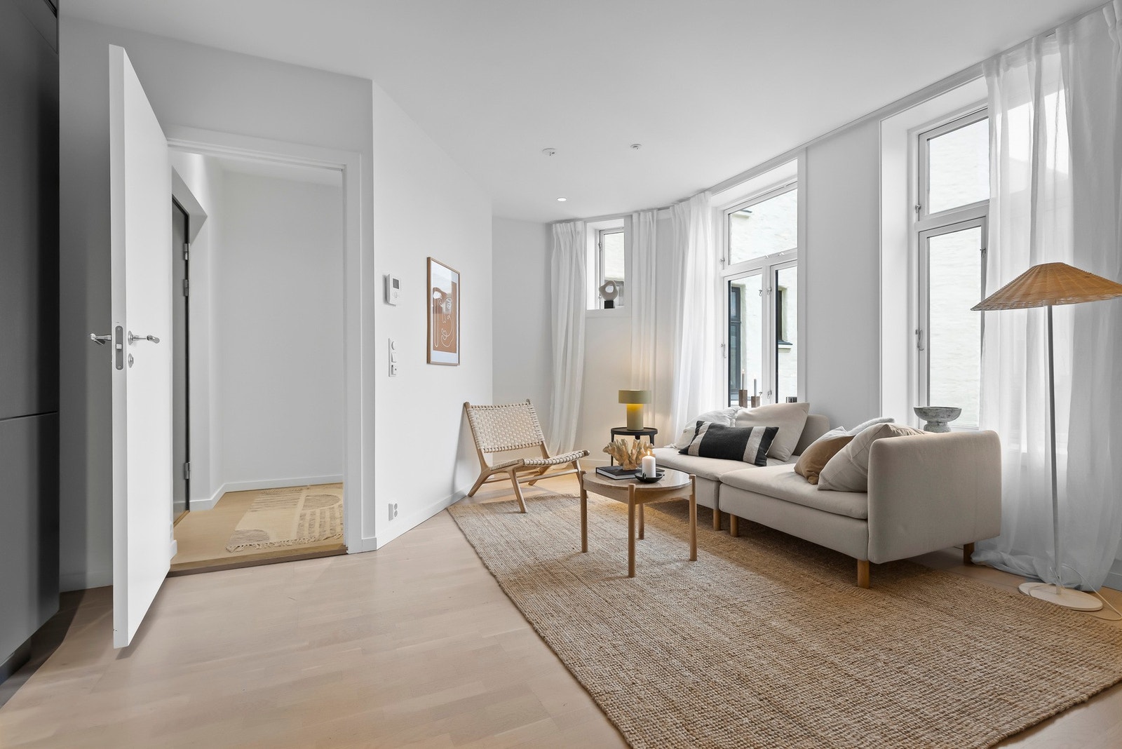 Stuen er romslig og fremstår lys og luftig med gjennomgående god takhøyde og store vindusflater som slipper inn rikelig med naturlig lys. Galleribilde