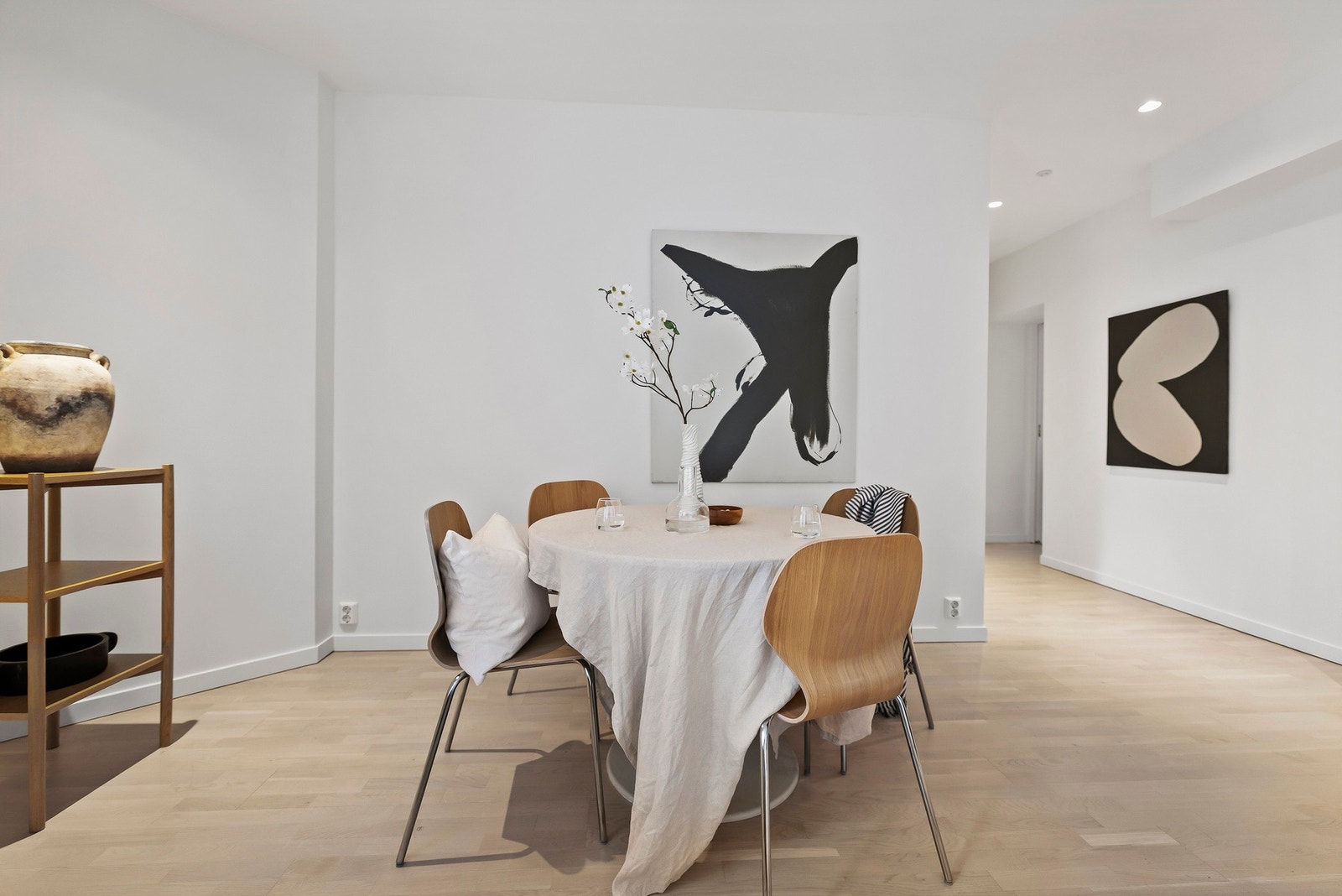 I stuen er det plass til et spisebord som gir mulighet for en naturlig og fin soneinndeling av oppholdsrommet. Galleribilde