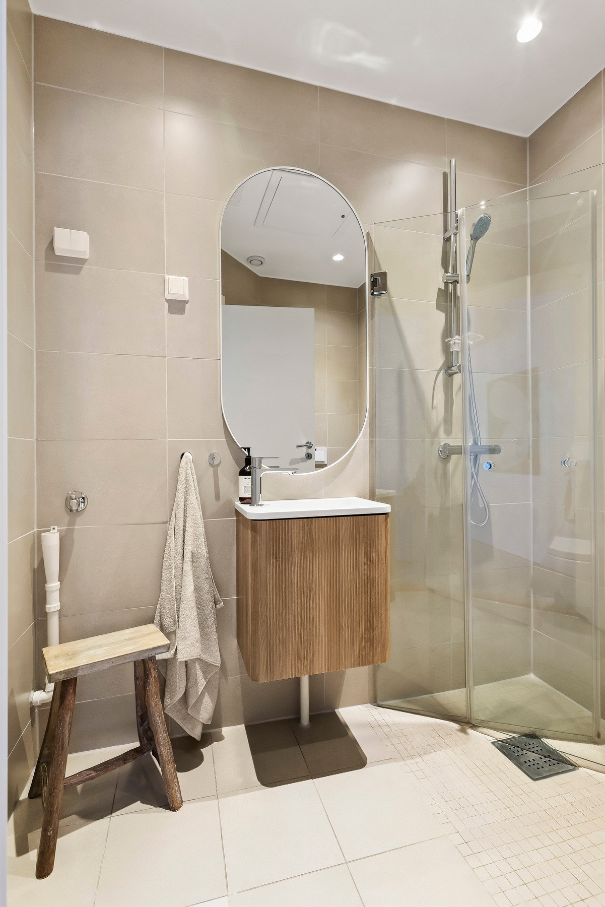 Pent flislagt bad med elektriske varmekabler i gulv. Galleribilde