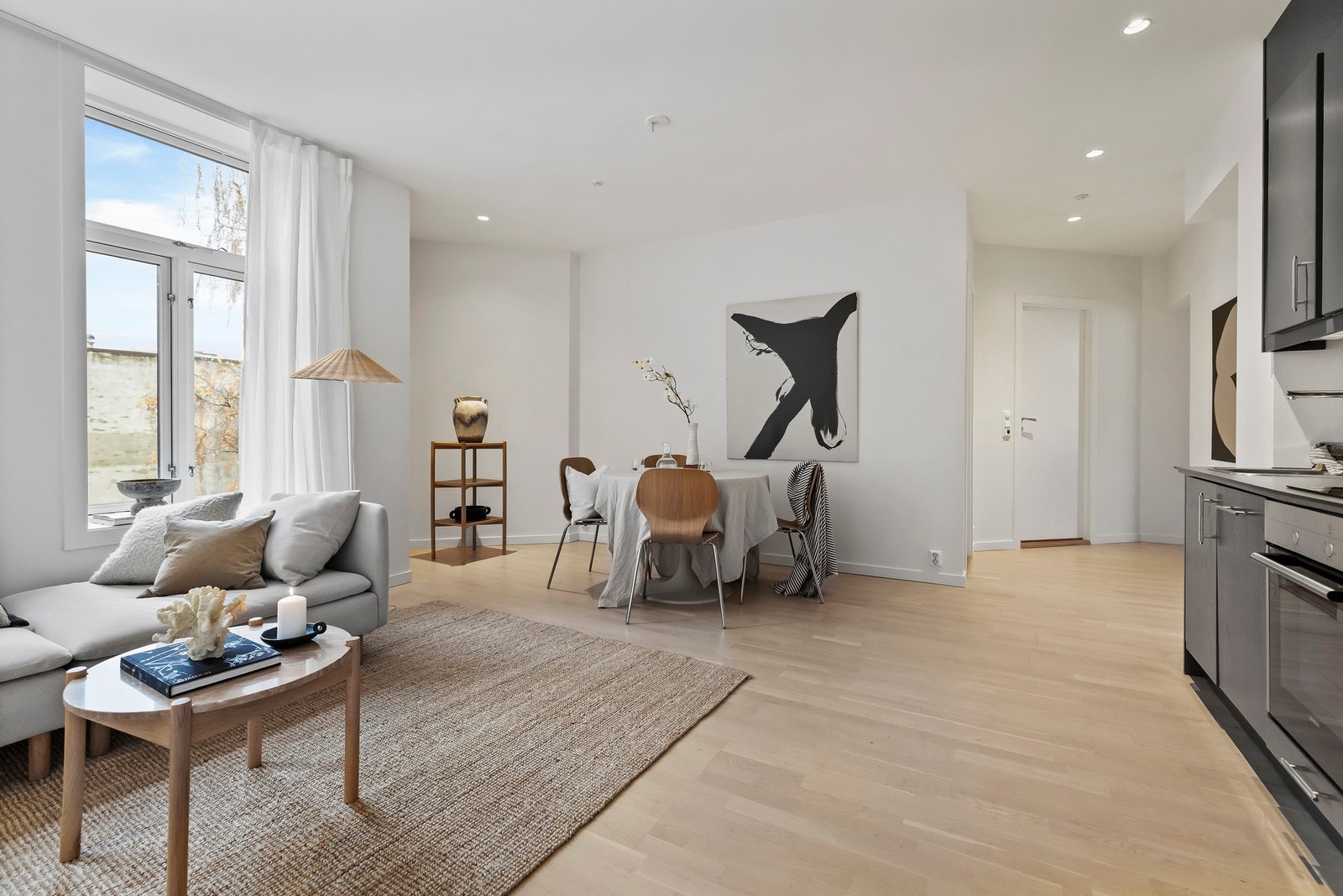 Leiligheten har god arealutnyttelse med kjøkken og stue i ett og samme rom - som gir et sosialt og innbydende oppholdsrom og gir rom for hyggelige sammenkomster. Galleribilde