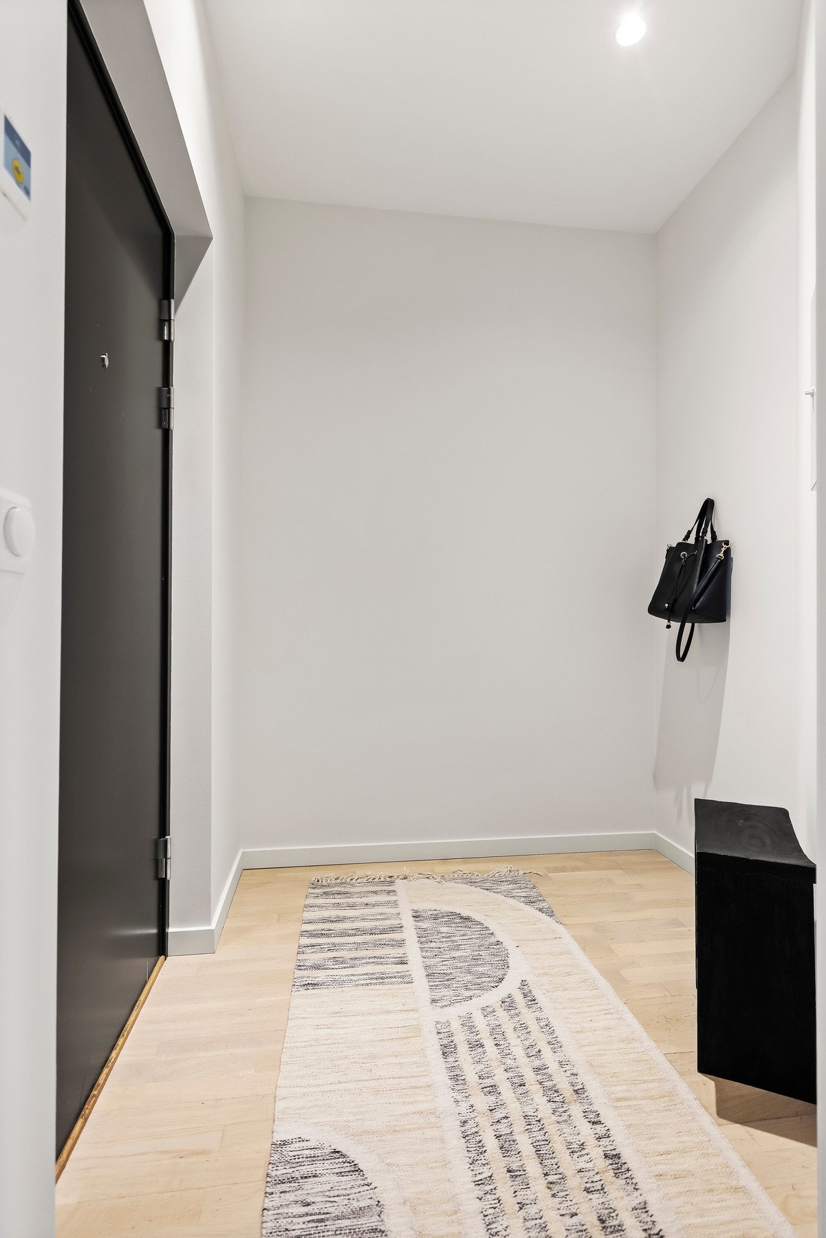 Hyggelig entré som gir et godt førsteinntrykk og fungerer som det naturlige knutepunktet i leiligheten. Galleribilde