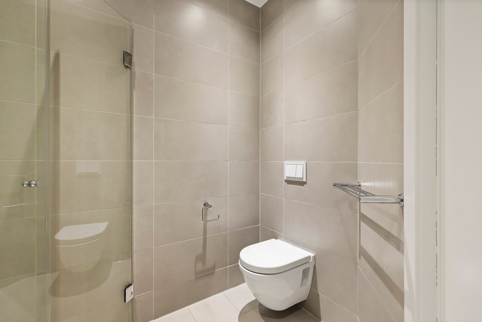 Badet har mekanisk avtrekk samt opplegg for vaskemaskin og tørketrommel. Galleribilde