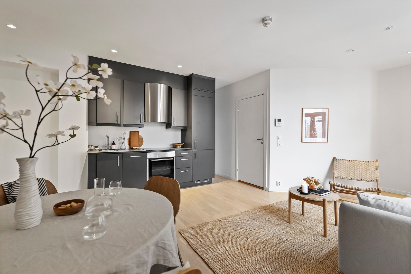 Kjøkkenet er innredet med integrerte hvitevarer som komfyr, induksjon platetopp,oppvaskmaskin og kjøl/frys. Det er kjøkkenventilator med avtrekk ut. Galleribilde