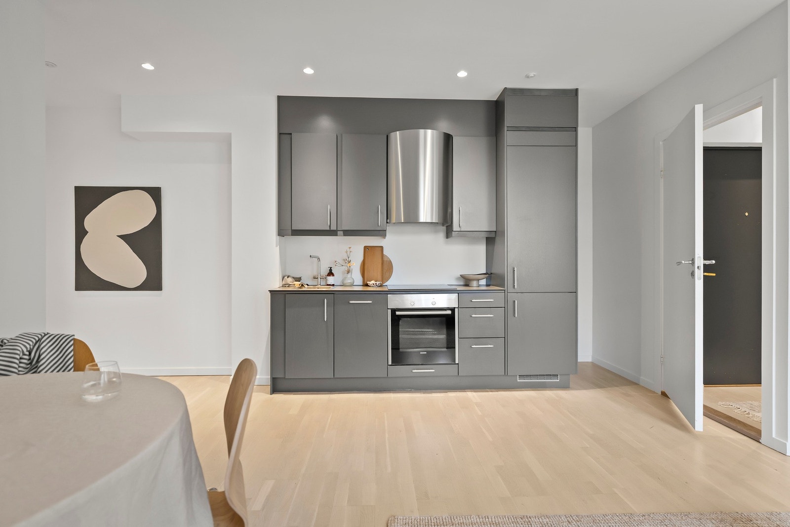 Pen kjøkkeninnredning fra Sigdal med glatte fronter. Galleribilde