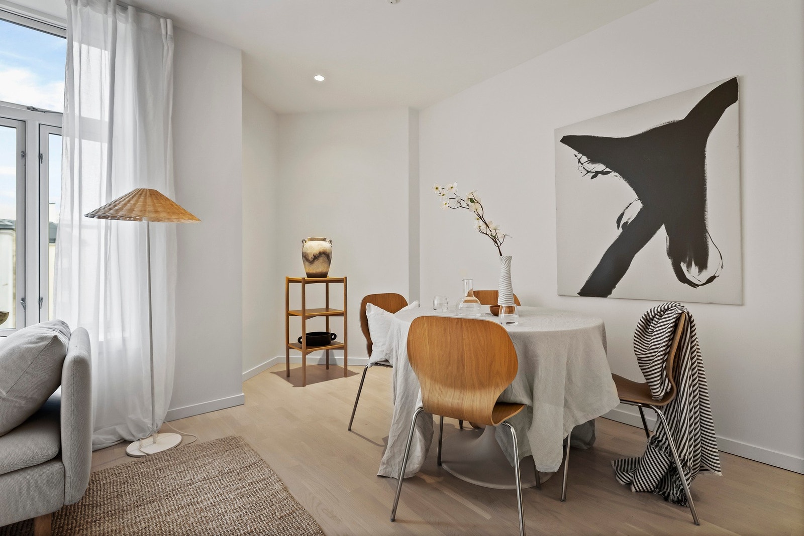 Leiligheten er beliggende i 4.etasje med heisadkomst og byr på god takhøyde og store vinduer. Galleribilde