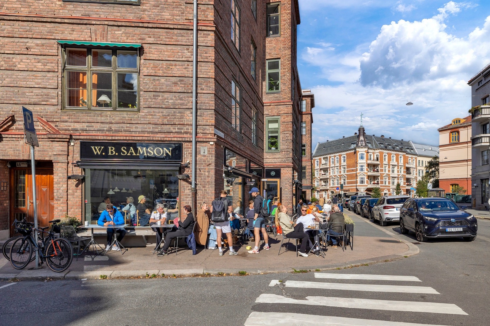 Frogner har svært gode kollektivmuligheter, med både trikk og buss innen kort gangavstand. Trikkelinjene 12 og 15 betjener området, og gir rask forbindelse til sentrum, Majorstuen og andre deler av byen. Galleribilde