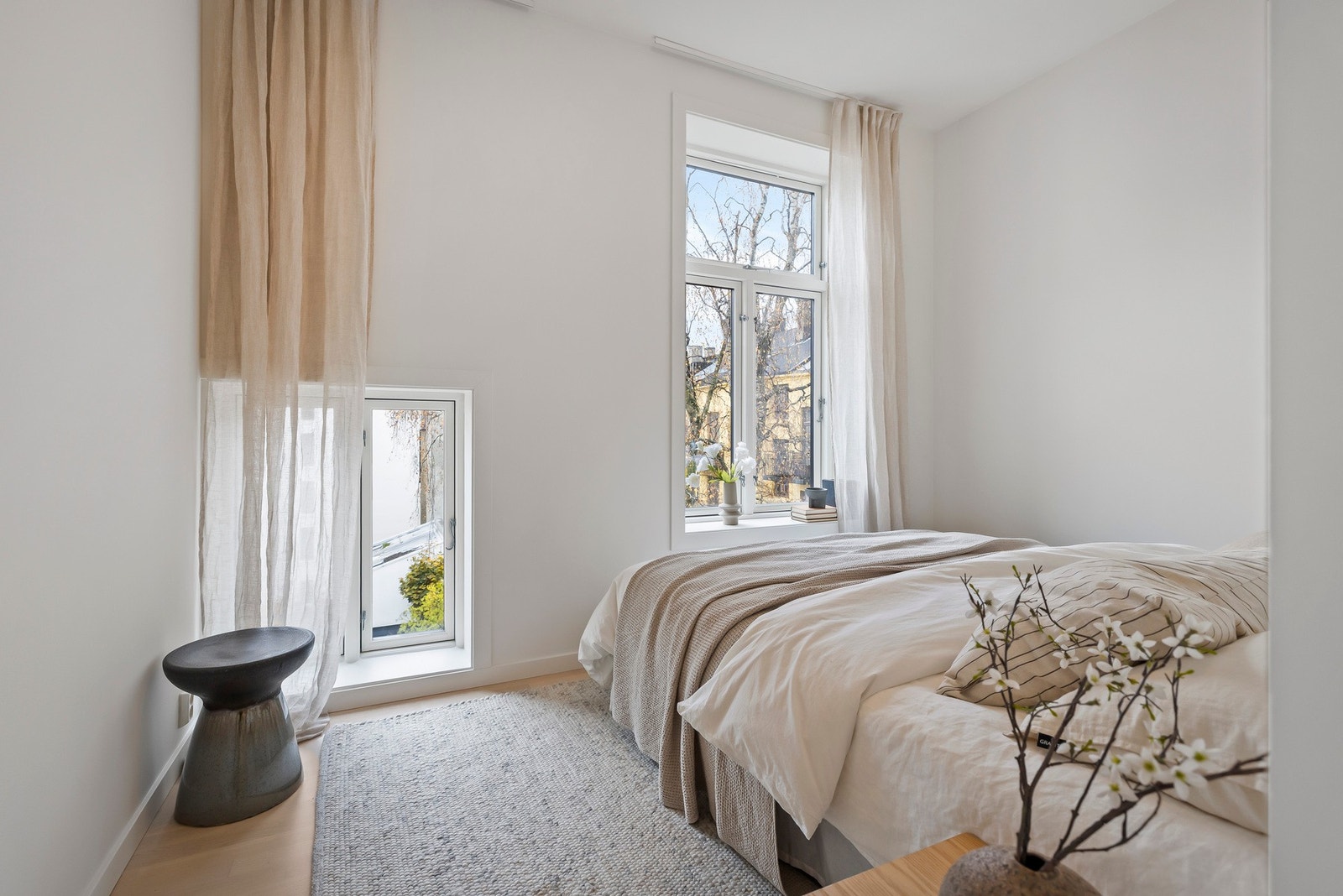 Hovedsoverommet har store vindusflater som slipper inn godt med naturlig lys. Galleribilde