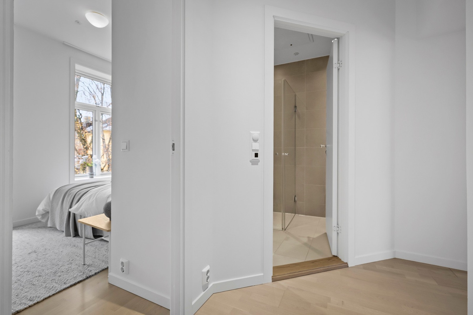 Fra stuen er det en gang som fører til bad og de to soverommene i leiligheten. Galleribilde