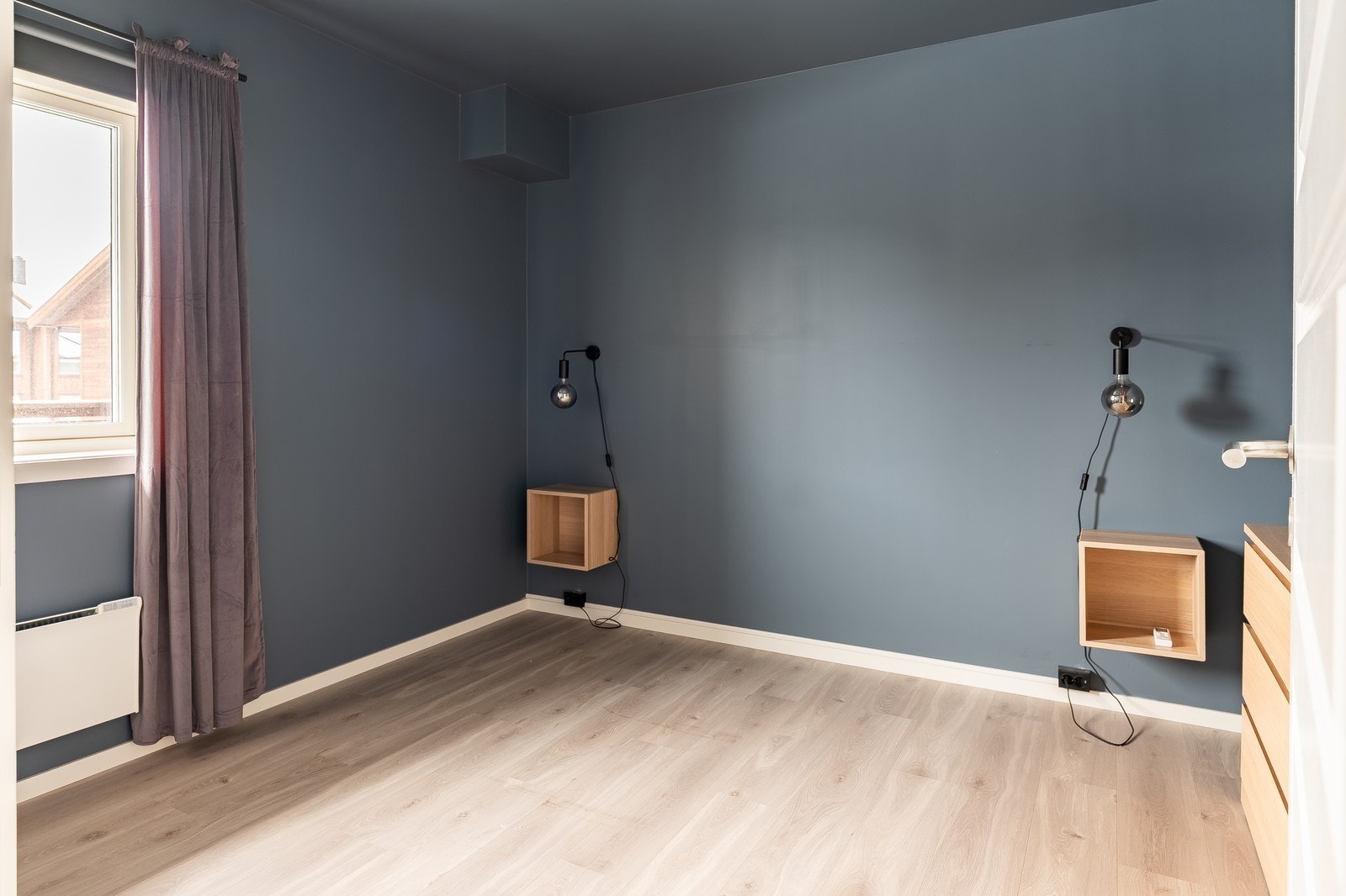 Hovedsoverommet har god plass til dobbeltseng og garderobeskap Galleribilde