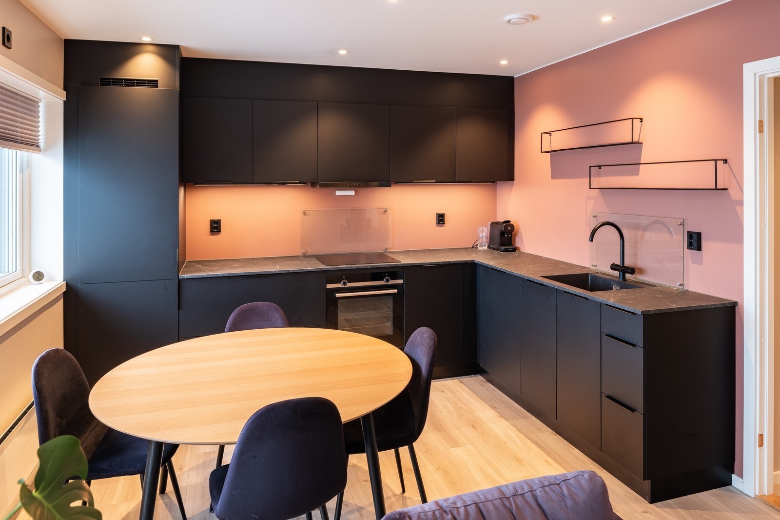 Kjøkken i moderne design Galleribilde