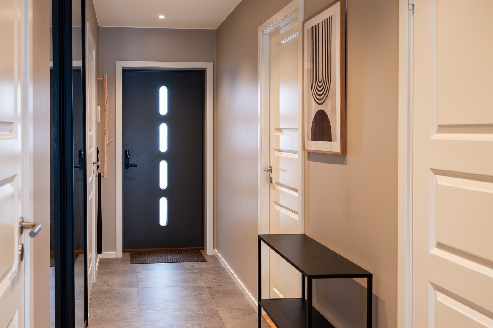 Stor gang med plassmonterte garderobeskap Galleribilde