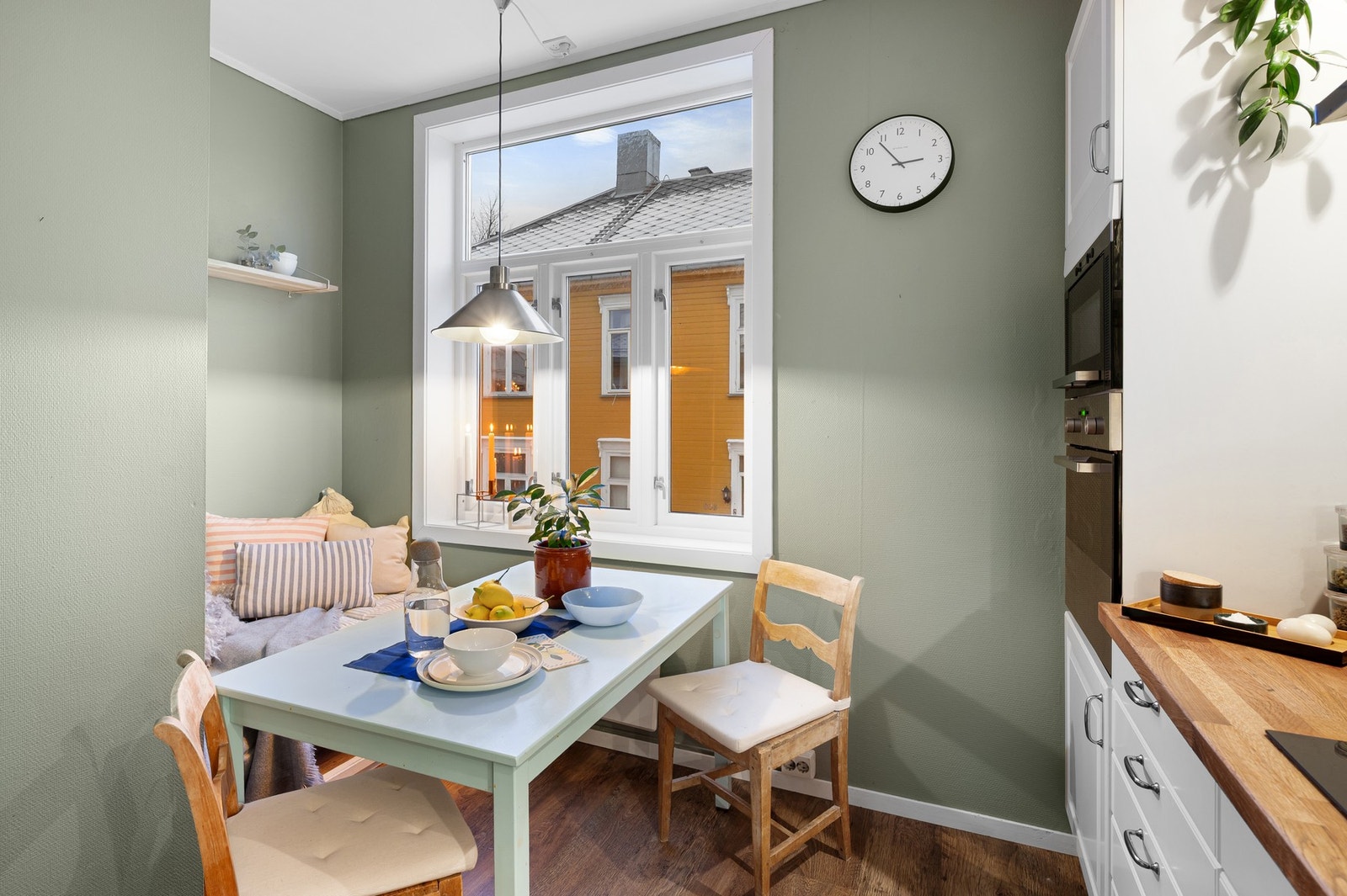 Innbydende spiseseksjon med flott utsyn til den skjermede bakgården. Galleribilde