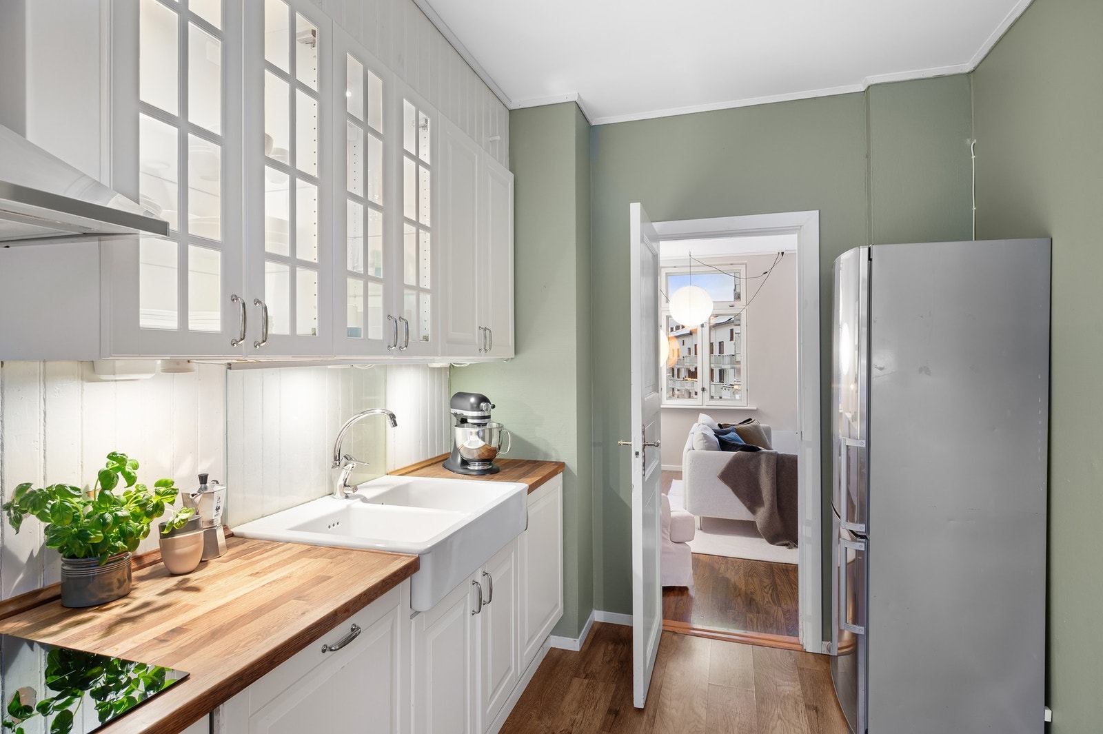 Integrerte hvitevarer medfølger handelen. Galleribilde