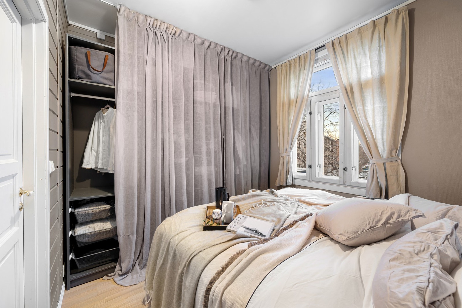 Rommet er utstyrt med generøse garderobeskap som følger med i handelen. Galleribilde