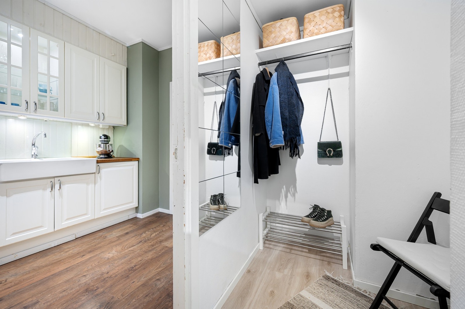 Entré på 3,3 m² med god plass til oppbevaring av sko og annet yttertøy. Galleribilde