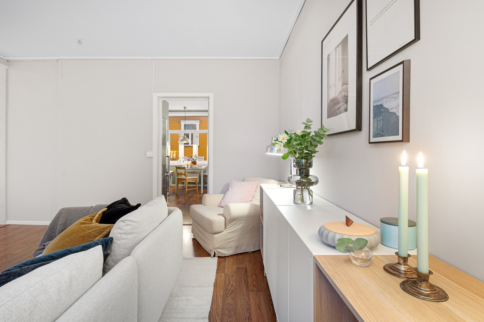 Naturlig skille mellom stue og kjøkken som gir flere soner i leiligheten. Galleribilde