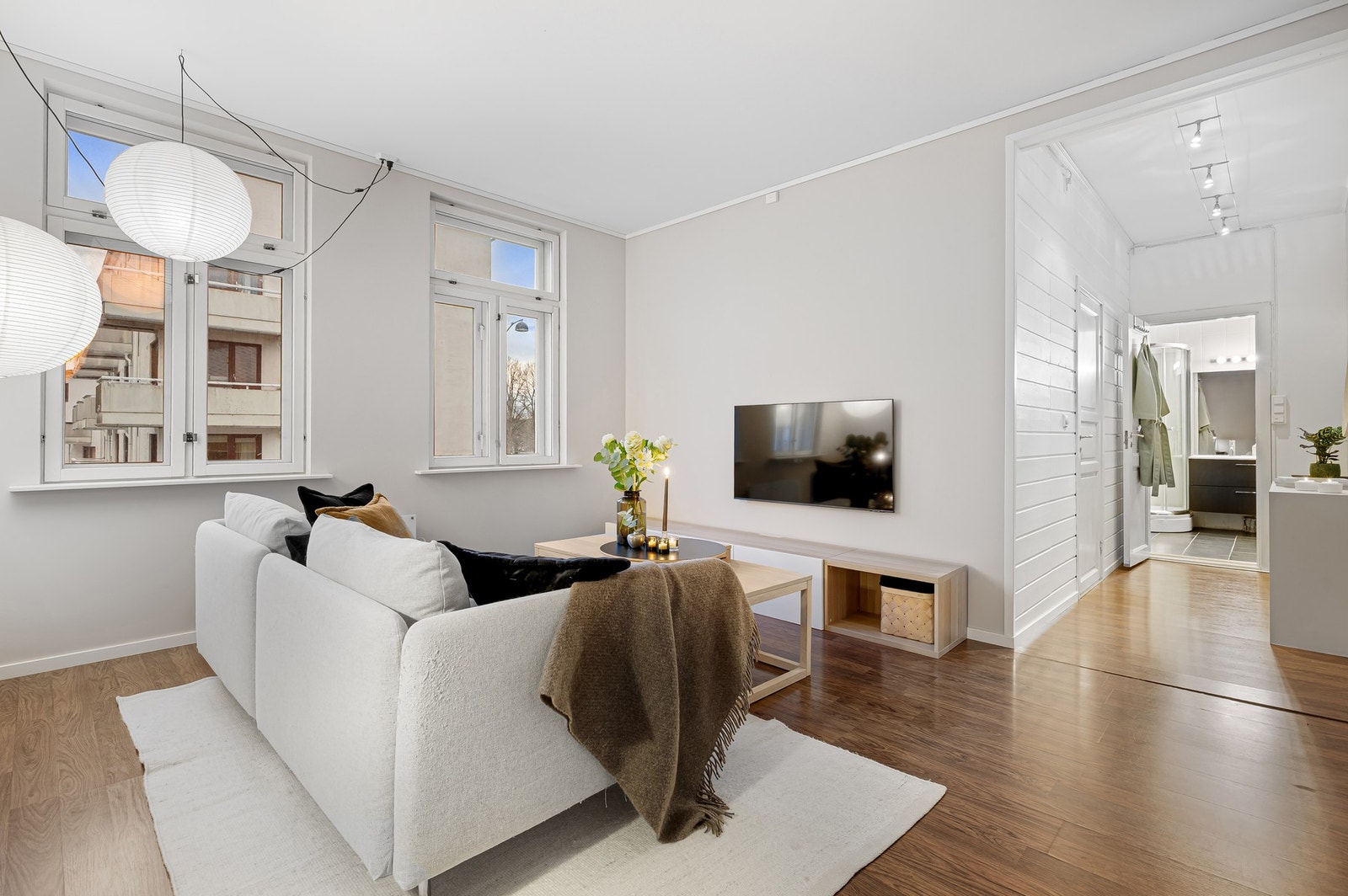 Området er kjent for sine etablerte borettslag og sameier, beliggende med fine grøntarealer mellom boligene. Mest kjent er Lamoparken med sitt yrende folkeliv på sommeren. Galleribilde